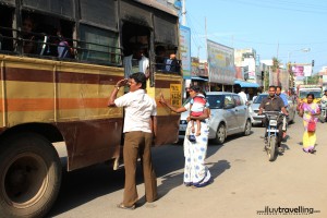 รถเมล์สาธารณะในเมือง Tiruttani ค่อนข้างแน่น และคงติดเชื้อมาจากพี่ไทย พอเห็นผู้โดยสาร ขับรถหนีซะงั้น