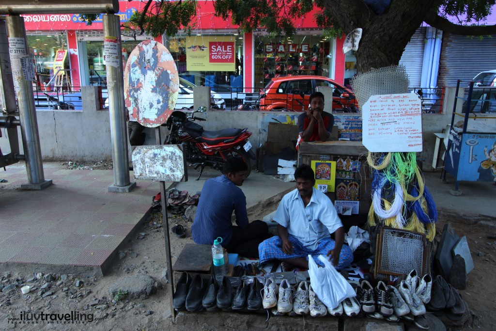 เมืองไหนๆ ของอินเดีย ต้องมีอาชีพช่างซ่อมรองเท้า เป็นที่ต้องการจริงๆ 