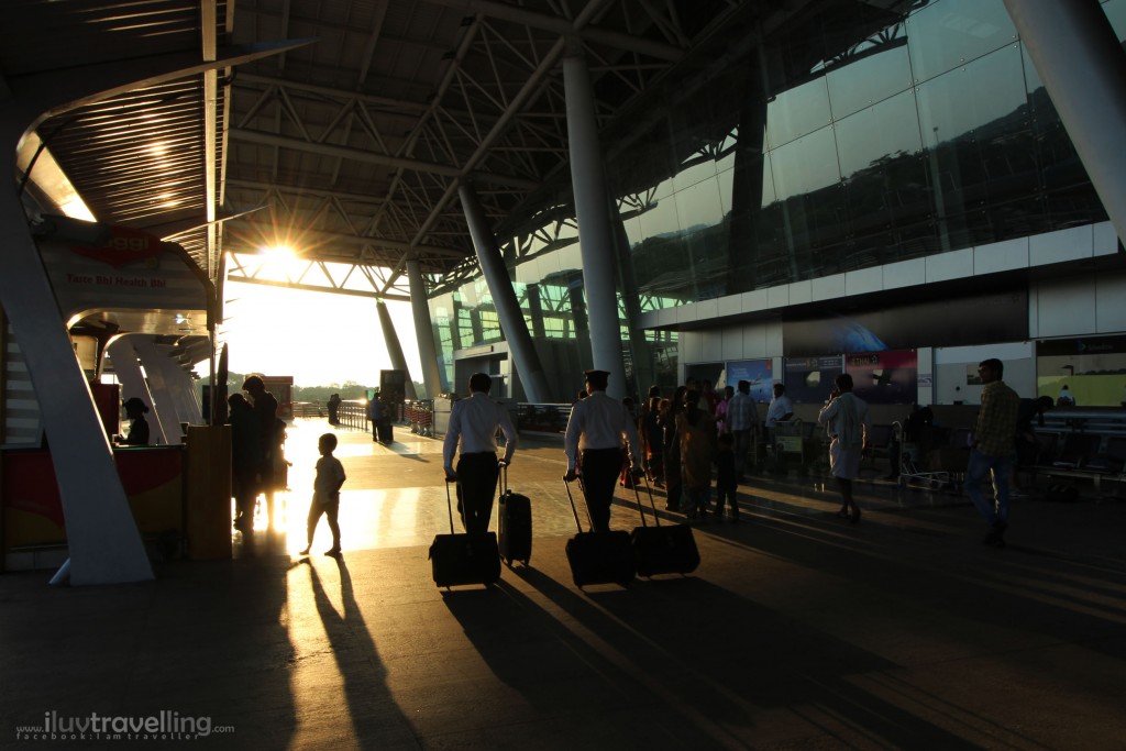 เป็นสนามบิน ที่ยังดู งง ชีวิตอยู่ เอานะ จะได้กลับบ้านและ คิดถึงเมืองไทยเหมือนกันนะเนี่ย >_<
