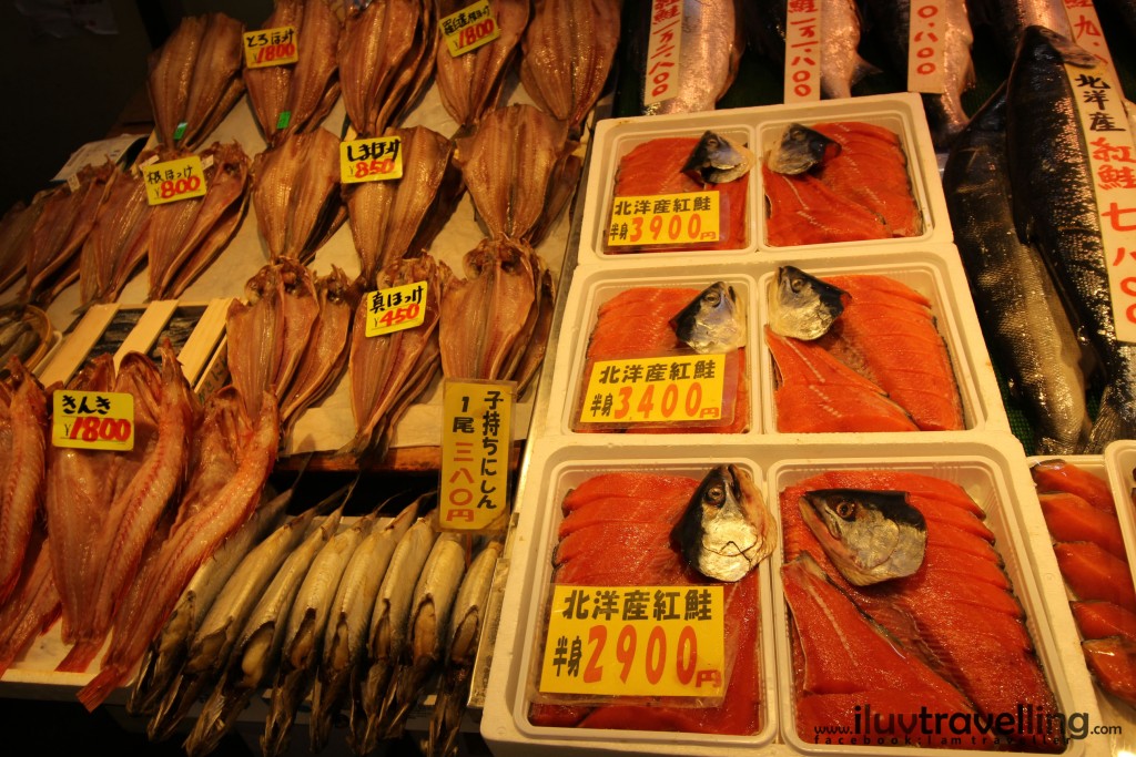 นอกจากอาหารสดแล้วก็ยังมีปลาแห้ง ไฮโซมาก ปลาแซลมอนแดดเดียว ประมาณนี้ 555 มั่ว