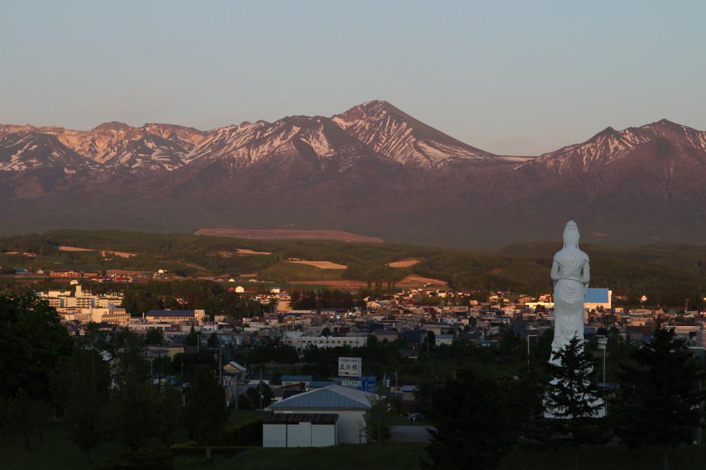วิวเมือง Furano ยามพระอาทิตย์กำลังลับทิวเขา