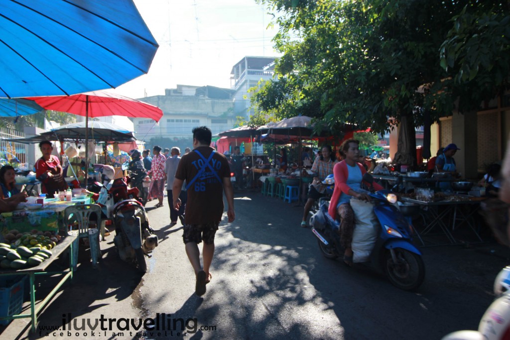 ร้านจั๊วข้าวหมูแดง ต้องจอดรถ เราเดินผ่านตลาดเช้าในเมืองราชบุรีด้วย